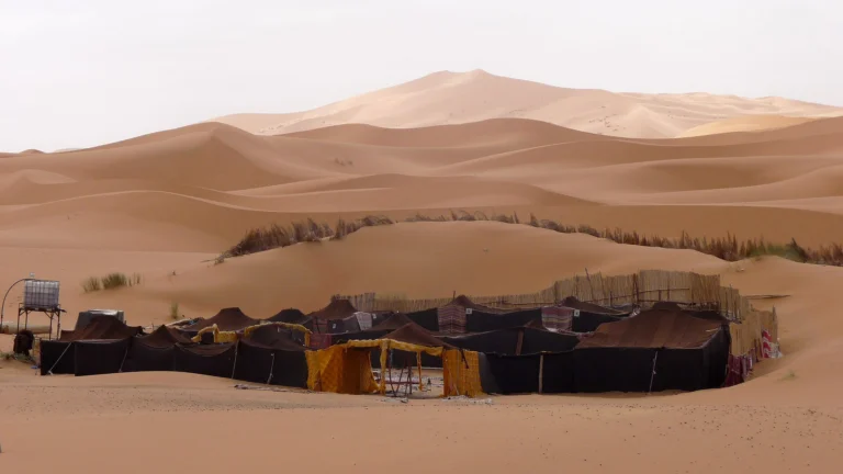Camp berbère dans les dunes